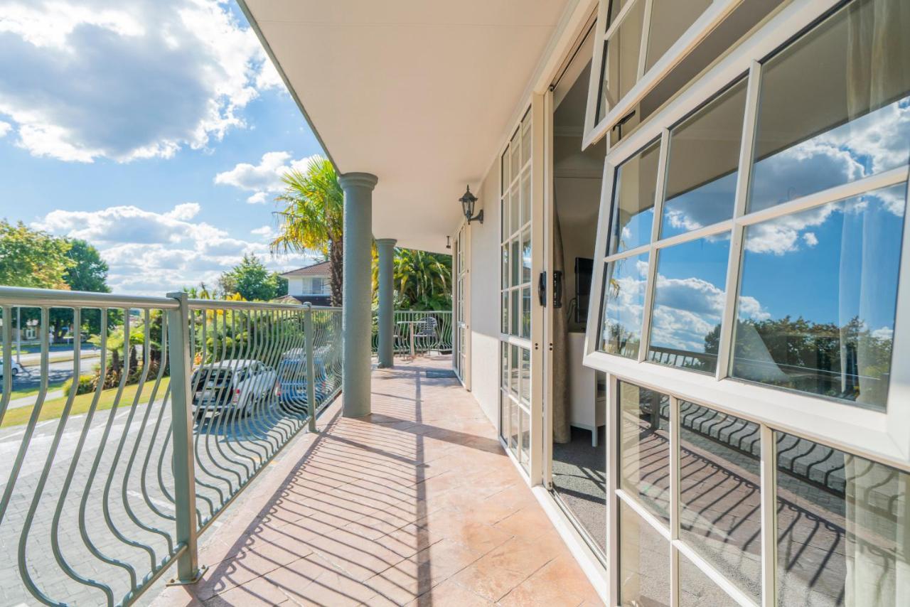 Silver Fern Rotorua Suites & Spa Экстерьер фото The veranda of the house