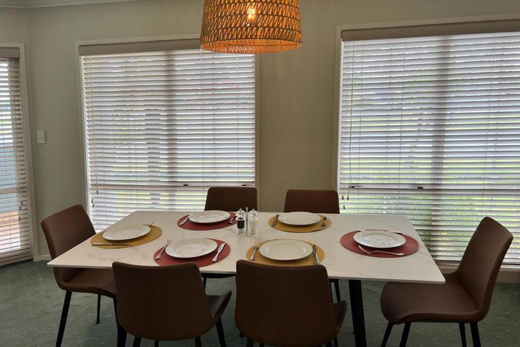 Silver Fern Rotorua Suites & Spa Экстерьер фото A dining room table set for a meal