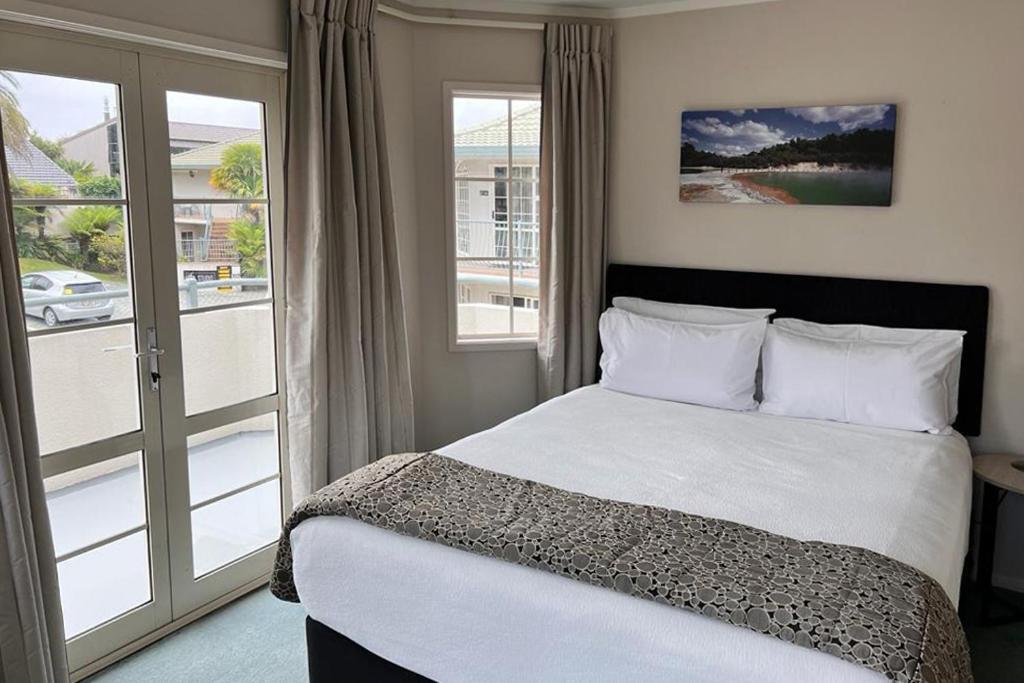 Silver Fern Rotorua Suites & Spa Экстерьер фото A typical room at the hotel