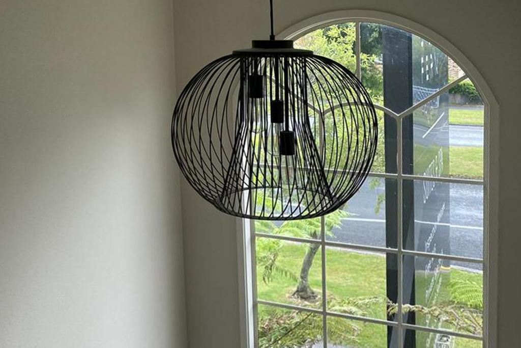 Silver Fern Rotorua Suites & Spa Экстерьер фото A pendant light