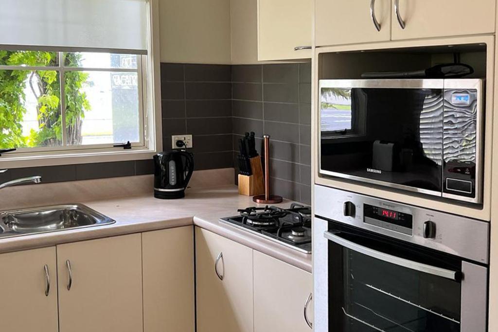 Silver Fern Rotorua Suites & Spa Экстерьер фото A modern Australian kitchen