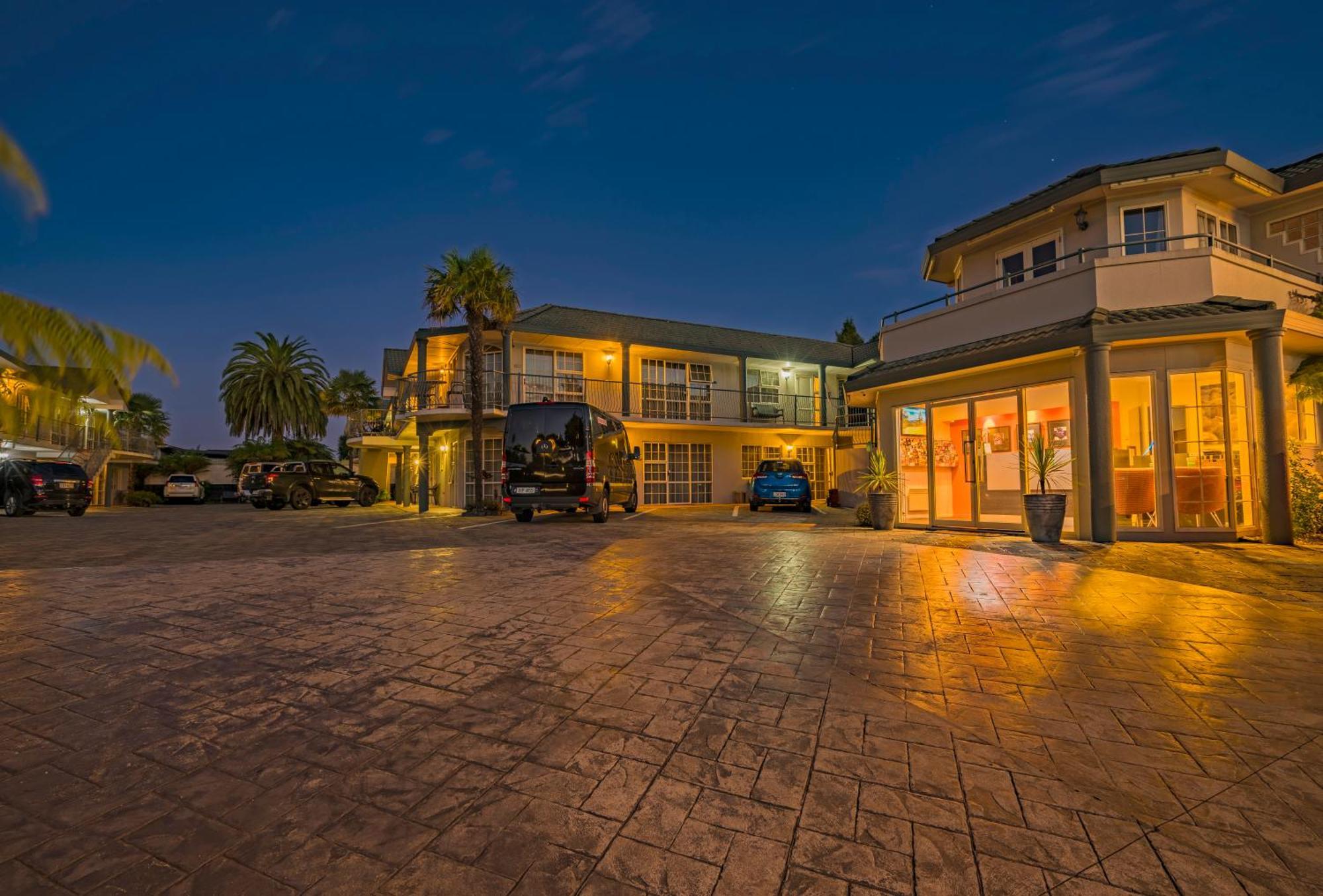 Silver Fern Rotorua Suites & Spa Экстерьер фото The hotel at night