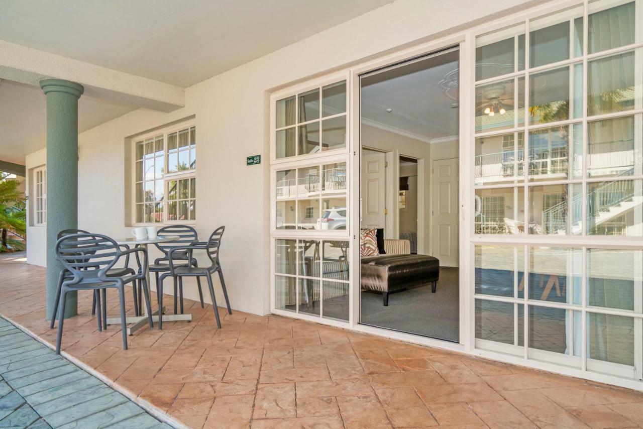 Silver Fern Rotorua Suites & Spa Экстерьер фото A sliding door