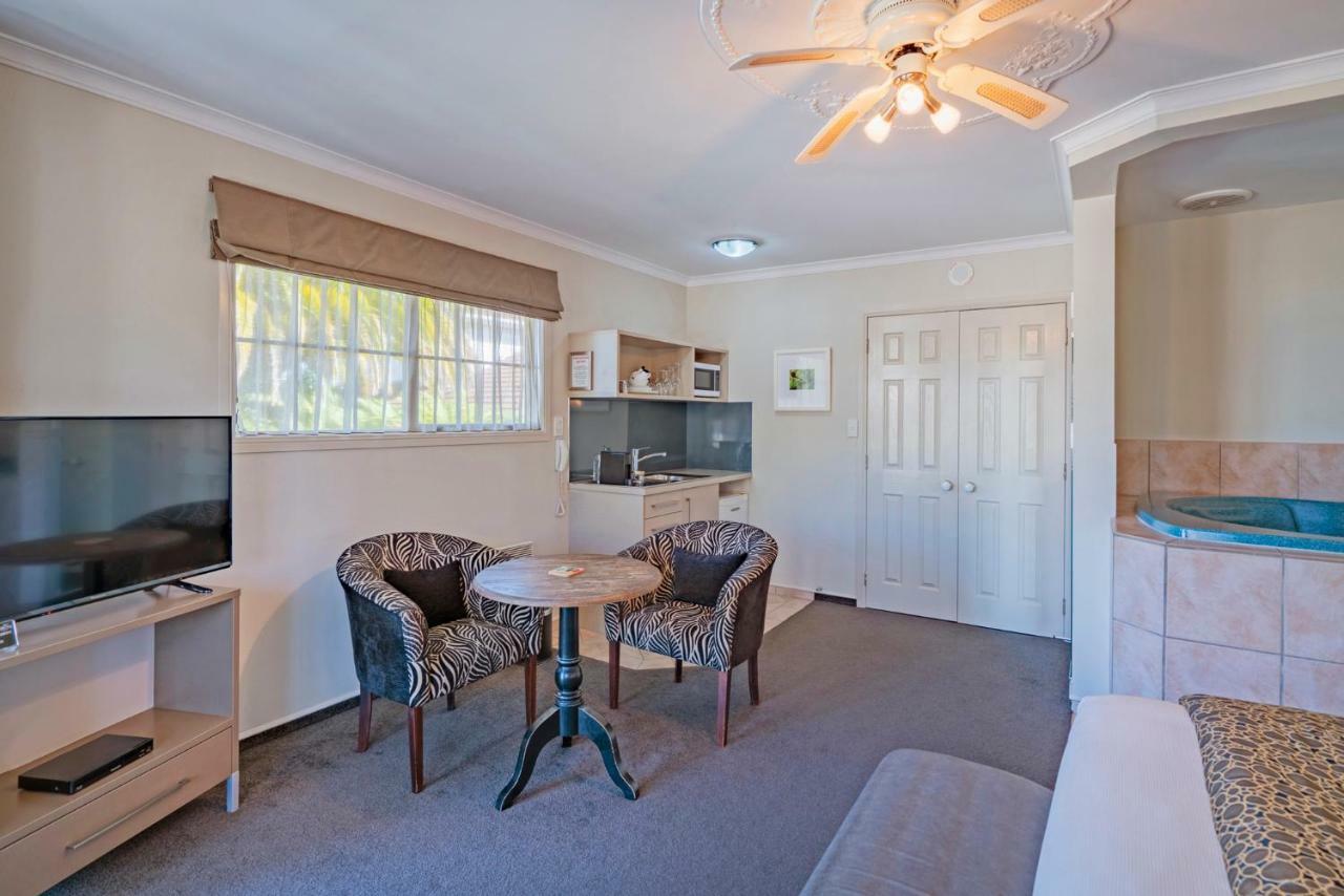 Silver Fern Rotorua Suites & Spa Экстерьер фото A typical studio apartment