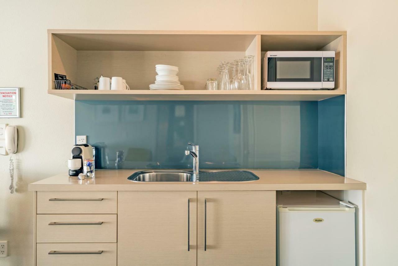 Silver Fern Rotorua Suites & Spa Экстерьер фото A kitchenette in a hotel room