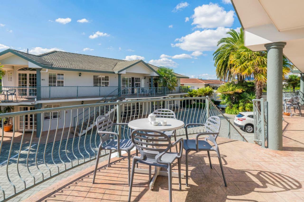 Silver Fern Rotorua Suites & Spa Экстерьер фото A balcony at a motel in Australia