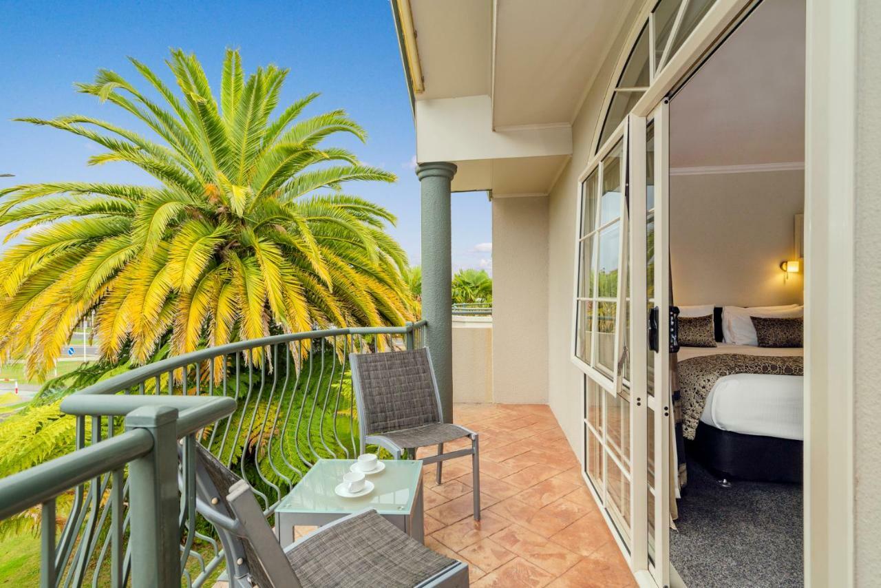 Silver Fern Rotorua Suites & Spa Экстерьер фото A balcony at the hotel
