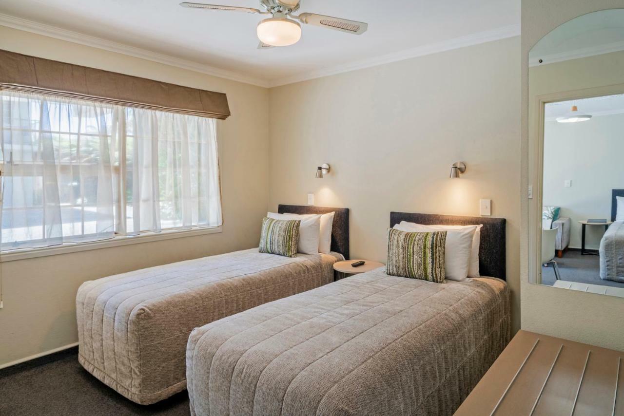 Silver Fern Rotorua Suites & Spa Экстерьер фото A typical bedroom at the hotel