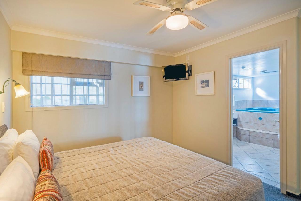 Silver Fern Rotorua Suites & Spa Экстерьер фото A bedroom at the hotel