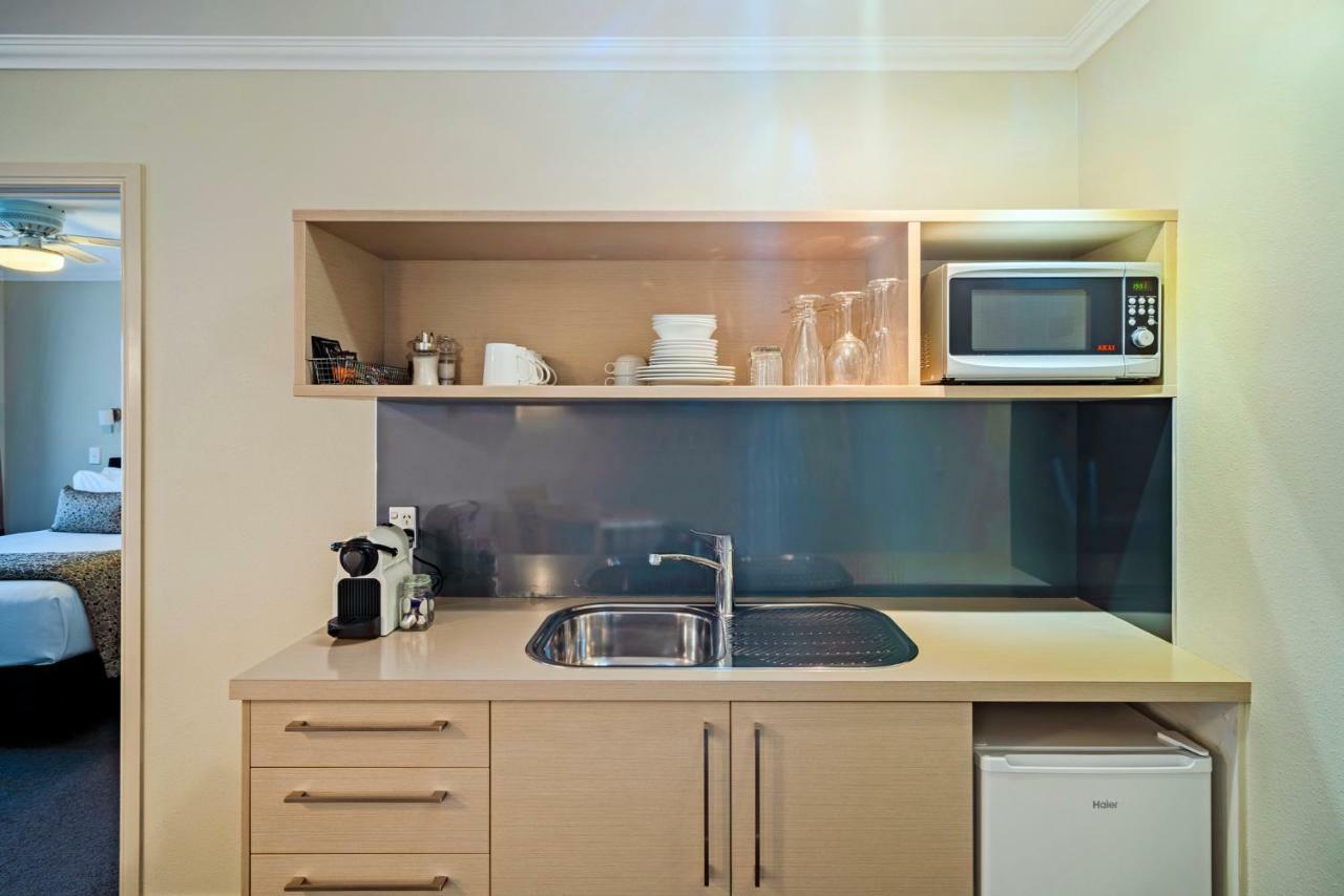 Silver Fern Rotorua Suites & Spa Экстерьер фото A kitchenette in a hotel room